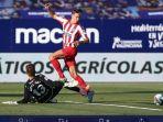kiper-aitor-berduel-dengan-marcos-llorente-dalam-laga-levante-vs-atletico-madrid.jpg