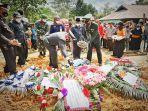 komandan-korem-121abw-brigjen-tni-ronny-menabur-bunga.jpg