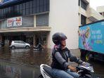 kondisi-banjir-rob-yang-menggenangi-sebagian-wilayah-kota-pontianak-sabtu-29122018-siang.jpg