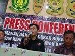 konferensi-pers-di-kantor-sporc-taman-satwa-1.jpg<pf>konferensi-pers-di-kantor-sporc-taman-satwa-2.jpg<pf>sejumlah-satwa-dilindungi-yang-diamankan-di-kantor-sporc-1.jpg<pf>sejumlah-satwa-dilindungi-yang-diamankan-di-kantor-sporc-2.jpg<pf>sejumlah-satwa-dilindungi-yang-diamankan-di-kantor-sporc-3.jpg