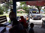 kspkt-polsek-mandor-ciptakan-rasa-aman-dengan-patroli-temui-warga.jpg