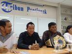 kunjungan-juara-tinju-dunia-daud-yordan-ke-kantor-tribun-pontianak-1.jpg