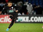 kylian-mbappe-menembak-ke-gawang-saat.jpg