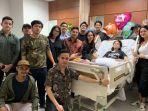 laura-anna-terlihat-berbaring-saat-dijenguk-teman-temannya.jpg
