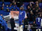 lukaku-dari-chelsea-mengacungkan-jempol.jpg