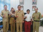 makal-ikrama-wardana-putra-saat-foto-bersama-guru-mint-1-sanggau.jpg