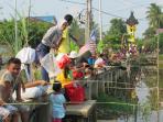 mancing-ikan-di-parit_20160817_204320.jpg