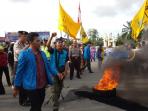 massa-pmii-bakar-ban-bekas.jpg