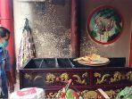meja-yang-hangus-terbakar-di-dalam-vihara-tridharma-bumi-raya.jpg