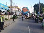 melawi-truk-nyaris-tumbang.jpg
