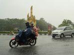 melintasi-jalan-saat-hujan-di-Bundaran.jpg