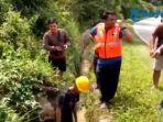mengecek-drainase-penyebab-luapan-air-di-tanjakan-semboja.jpg