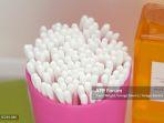 menggunakan-cotton-buds.jpg