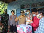 menyalurkan-bantuan-di-kampung-telayar-dusun-tekam.jpg