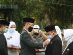 menyematkan-tanda-penghargaan-satyalancana-karya-satya.jpg
