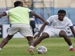 momen-latihan-pemain-persipura-jaya-pura.jpg
