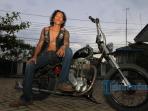 Joko Modivikasi Motor Antik Jadi Norton Chooper Sirip Hiu