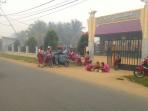 murid-sdn-1-sukadana-terpaksa_20150916_102453.jpg