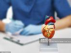 murmur-jantung-dapat-dideteksi-ketika-dokter-melakukan-pemeriksaan-jantung.jpg