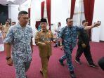 norsan-dan-tni-malaysia.jpg<pf>norsan-salam-komanado-tni.jpg<pf>maktab-rombongan.jpg<pf>malayasia-tni-ke-kalbar.jpg<pf>norsan-dan-komandan-tni.jpg<pf>norsan-lagi-tni.jpg