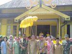 ombongan-gubernur-kalbar-di-istana-keraton-sambas-disambut-tradisi-tepung-tawar.jpg