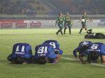 para-pemain-persib-bandung-putri-melakukan-sujud-syukur.jpg