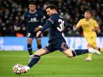paris-saint-germain-argentina-lionel-messi-menendang-bola.jpg