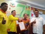 pasangan-yas-saat-terima-sk-dari-ketua-dpw-partai-berkarya_20180502_161557.jpg