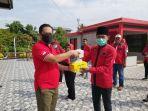 pdip-pontianak-bagi-masker-dan-vitamin.jpg