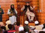 pejuang-bersenjata-taliban-berdiri-di-samping-imam.jpg