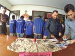 pejudi-liong-fu-3_20160816_203448.jpg<pf>pejudi-liong-fu-2_20160816_203422.jpg<pf>tersangka-liong-fu-1_20160816_203245.jpg<pf>pejudi-liong-fu-4_20160816_203431.jpg<pf>pejudi-liong-fu-5_20160816_203534.jpg