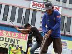 pekerja-membongkar-j_20151205_181207.jpg