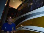 pelatih-persib-bandung-robert-alberts-memperhatikan-kaca-bus-yang-hancur.jpg