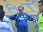 pelatih-persib-bandung-robert-rene-alberts-saat-latihan-bebas.jpg