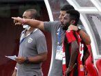 pelatih-persipura-jayapura-alfredo-vera-di-liga-2.jpg