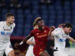 pemain-as-roma-tammy-abraham-arturo-calabresi-lecce.jpg