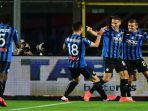pemain-atalanta-saat-melakukan-selebrasi.jpg