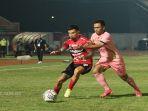 pemain-bali-united-saat-berebut-bola.jpg