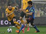 pemain-depan-australia-martin-boyle-kiri-berebut-bola-dengan-gelandang-jepang-wataru-endo.jpg