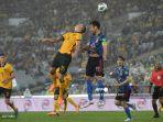pemain-depan-australia-mitchell-duke-tengah-kiri-dan-pemain-belakang-jepang-maya-yoshida.jpg
