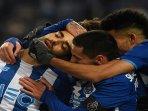 pemain-depan-fc-porto-mehdi-taremi-diberi-selamat-oleh-rekan-satu-timnya.jpg