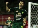 pemain-persebaya-surabaya-taisei-marukawa-yang-mencetak-gol-ke-gawang-persik-kediri.jpg