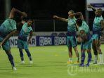 pemain-persib-bandung-bri-liga-1-pemanasan.jpg