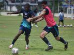 pemain-persib-bandung-bruno-cunha-cantanhede-dan-nick-kuipers.jpg