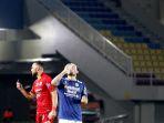 pemain-persib-bandung-marc-klok-sedang-minum-persija-jakarta-marko-simic.jpg