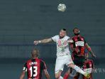 pemain-persija-jakarta-dan-persipura-jayapura-berebut-bola-liga-1.jpg