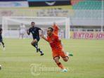 pemain-persiraja-saat-melawan-dalam-lanjutan-bri-liga-1-di-pakansari-cibinong.jpg