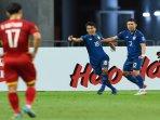 pemain-thailand-chanathip-songkrasin-melakukan-selebrasi-dengan-rekan-setimnya.jpg