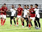 pemain-timnas-indonesia-ricky-kambuaya-dijaga-pemain-timor-leste.jpg
