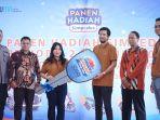 pemberian-hadiah-utama-secara-simbolis-kepada-perwakilan-pemenang-undian-panen-hadiah-simpedes-123.jpg